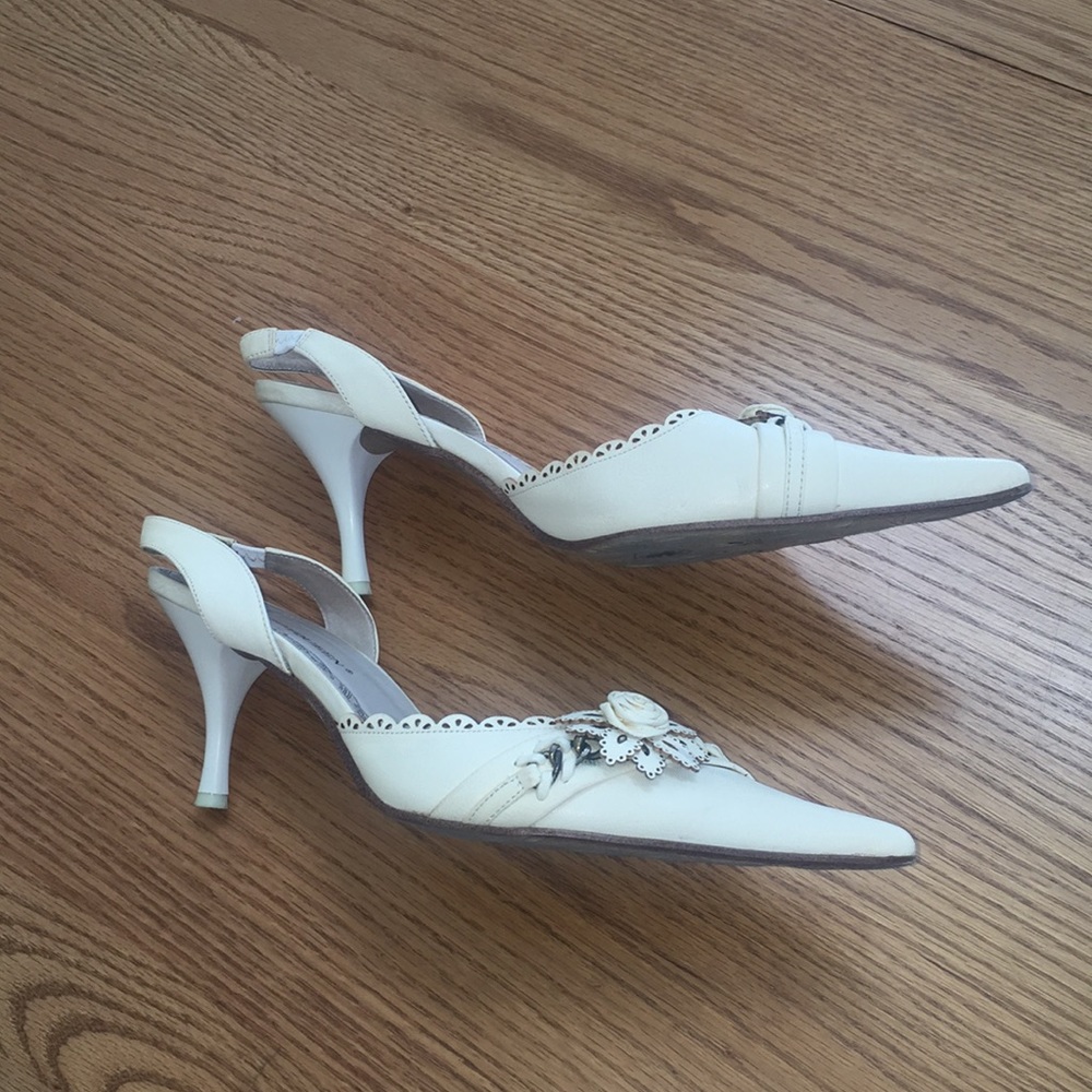 Beautiful shoes - Picture 2 of 3